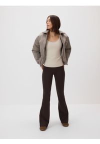 Reserved - Gładki top na ramiączkach - beżowy. Kolor: beżowy. Materiał: dzianina. Długość rękawa: na ramiączkach. Wzór: gładki