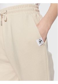 Calvin Klein Jeans Spodnie dresowe J20J220676 Beżowy Regular Fit. Kolor: beżowy. Materiał: bawełna, dresówka #2