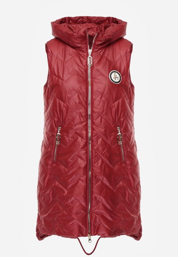 Renee - Czerwona Długa Pikowana Kamizelka z Kapturem i Ozdobną Naszywką Mentape. Typ kołnierza: kaptur. Kolor: czerwony. Długość: długie. Wzór: aplikacja. Styl: sportowy