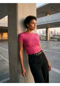 Sinsay - Koszulka z marszczeniem po bokach - różowy. Kolor: różowy #1