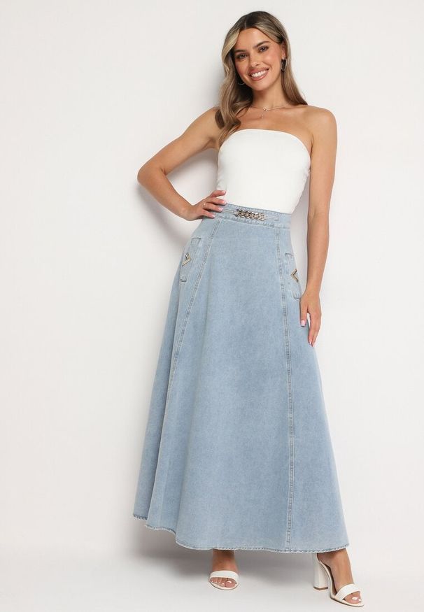 Born2be - Jasnoniebieska Bawełniana Spódnica Jeansowa Maxi Rozkloszowana z Łańcuszkiem Zallire. Kolor: niebieski. Materiał: bawełna, jeans. Styl: boho