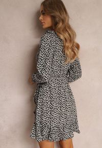 Renee - Czarna Kopertowa Sukienka Mini z Ozdobnym Dekoltem Kahadi. Kolor: czarny. Materiał: tkanina. Długość rękawa: długi rękaw. Typ sukienki: kopertowe. Długość: mini #4