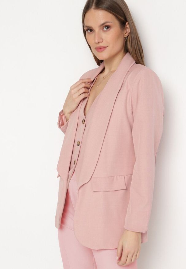 Born2be - Różowa Niezapinana Marynarka z Klapami Imitującymi Kieszonki Asandra. Okazja: na imprezę, do pracy. Kolor: różowy. Styl: elegancki