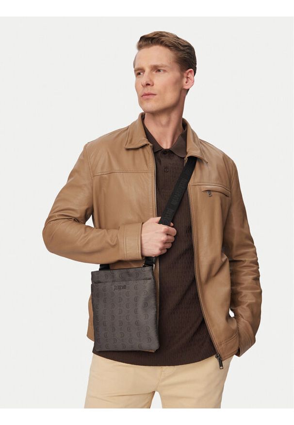 Just Cavalli Saszetka 80QA4B44 ZSD82 Szary. Kolor: szary. Materiał: skóra