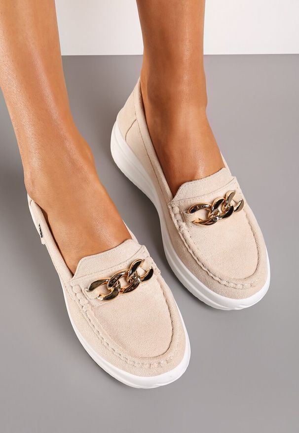 Born2be - Beżowe Mokasyny na Platformie z Imitacji Zamszu Ozdobione Łańcuszkiem Ardanica. Okazja: na spotkanie biznesowe, na co dzień. Kolor: beżowy. Materiał: zamsz. Wzór: aplikacja. Obcas: na platformie. Styl: elegancki, casual, klasyczny, biznesowy