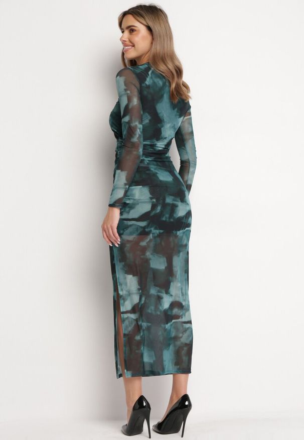 Born2be - Zielona Siateczkowa Sukienka Maxi z Marszczeniem i Rozcięciem Valpuri. Kolor: zielony. Materiał: tkanina. Wzór: aplikacja. Styl: elegancki. Długość: maxi