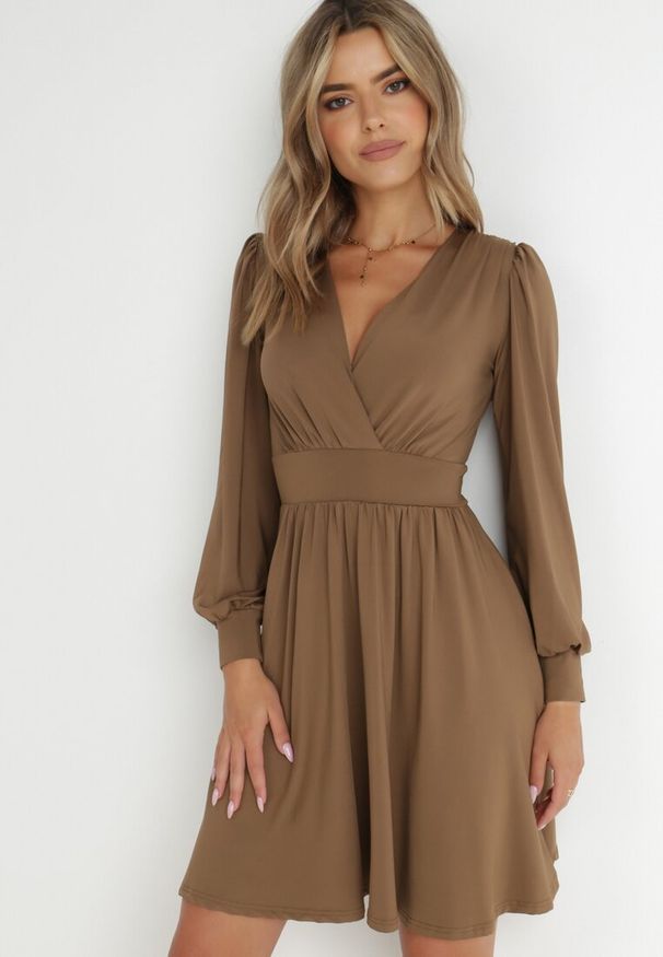 Born2be - Brązowa Sukienka Kopertowa Taliowana Maecenus. Okazja: na co dzień. Typ kołnierza: dekolt w serek. Kolor: brązowy. Materiał: wiskoza. Typ sukienki: kopertowe. Styl: elegancki, casual