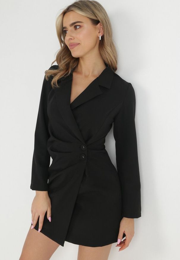 Born2be - Czarna Sukienka Ionitheme. Okazja: do pracy, na spotkanie biznesowe. Typ kołnierza: dekolt w serek. Kolor: czarny. Styl: klasyczny, elegancki, biznesowy