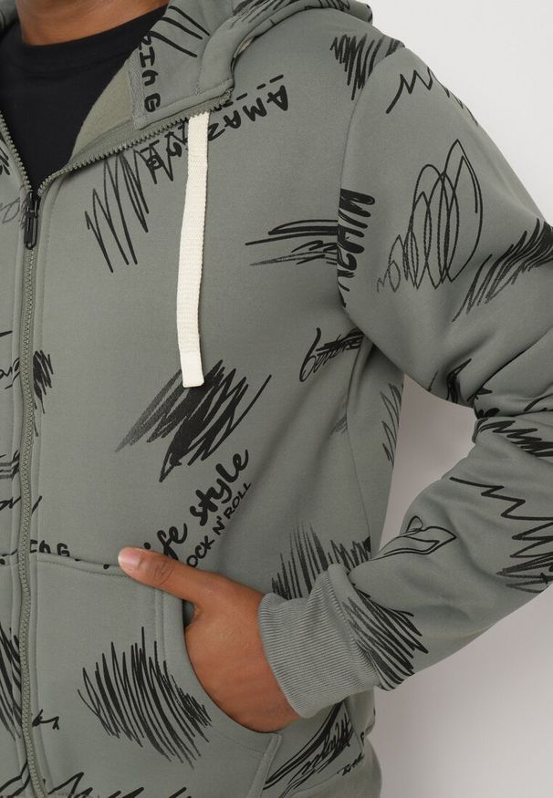 Born2be - Ciemnozielona Bluza z Bawełną Zapinana na Suwak z Napisami i Kapturem Wykończona Polarem Hadela. Okazja: na co dzień. Typ kołnierza: kaptur. Kolor: zielony. Materiał: polar, bawełna. Wzór: napisy. Styl: casual