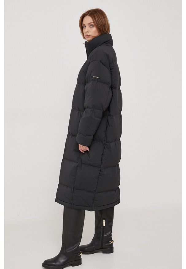 Calvin Klein kurtka puchowa damska kolor czarny zimowa oversize. Kolor: czarny. Materiał: puch. Sezon: zima