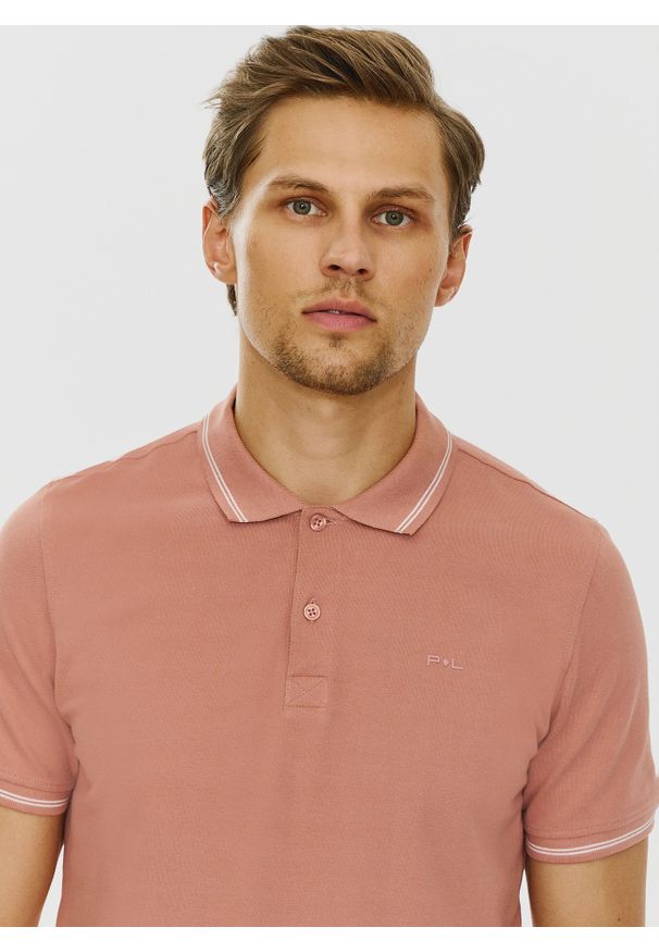 Gładki t-shirt polo P24SF-TX-004-R - Pako Lorente. Okazja: na co dzień. Typ kołnierza: polo. Materiał: bawełna. Wzór: gładki. Styl: casual