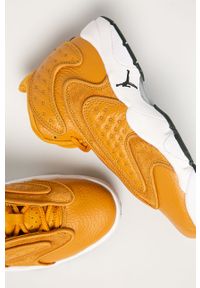 Jordan - Buty Air Jordan OG. Nosek buta: okrągły. Zapięcie: sznurówki. Kolor: pomarańczowy. Materiał: syntetyk, materiał, skóra, guma. Szerokość cholewki: normalna. Obcas: na obcasie. Wysokość obcasa: niski #5