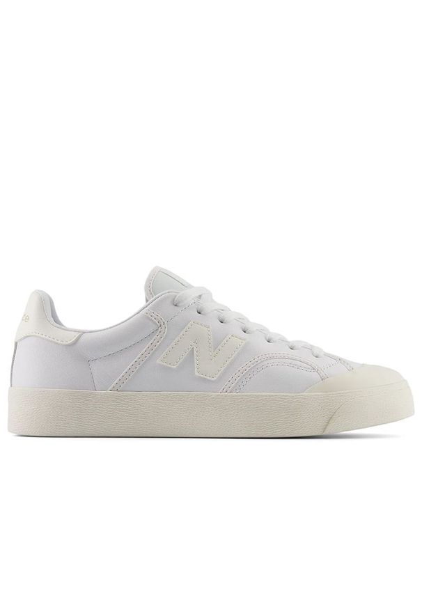 Buty New Balance BB100LGY - białe. Kolor: biały. Materiał: dresówka, materiał, syntetyk, guma. Szerokość cholewki: normalna. Wzór: nadruk. Obcas: na platformie
