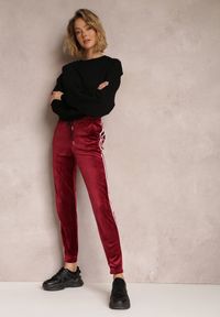 Renee - Bordowe Spodnie Dresowe Welurowe z Lampasami Zorra. Kolor: czerwony. Materiał: dresówka, welur #1
