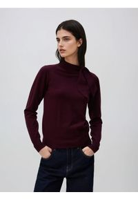 Reserved - Sweter z wiązaniem - mahoniowy. Kolor: brązowy. Materiał: wiskoza, dzianina