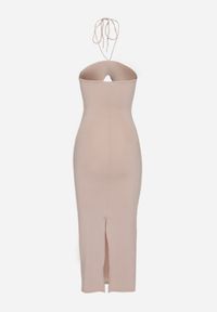 Renee - Ciemnobeżowa Sukienka Midi z Wiązaniem i Wycięciem Ozdobiona Kwiatami Zanephone. Kolor: beżowy. Materiał: wiskoza. Wzór: kwiaty, aplikacja. Styl: elegancki. Długość: midi #7