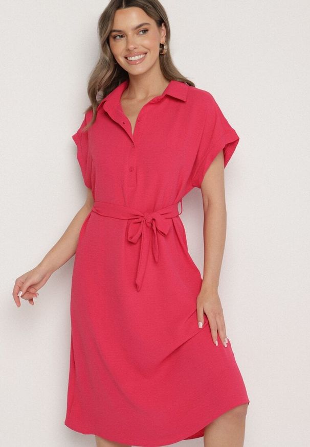 Born2be - Czerwona Sukienka z Bawełną i Ozdobnym Paskiem Savanire. Okazja: na co dzień. Kolor: czerwony. Materiał: bawełna. Typ sukienki: koszulowe. Styl: elegancki, casual, klasyczny