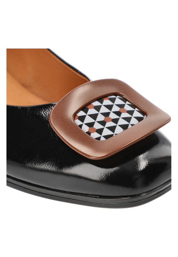 Czarne Czółenka Armodo Eleganckie Obuwie Damskie Z Broszką. Kolor: czarny. Materiał: materiał. Wzór: kolorowy. Obcas: na obcasie. Styl: elegancki. Wysokość obcasa: średni