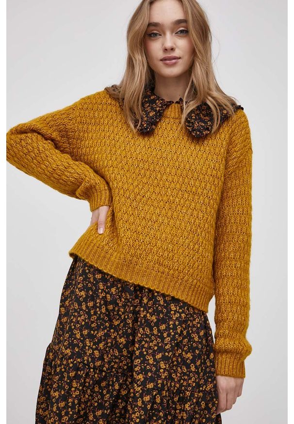 Vero Moda Sweter damski kolor żółty ciepły. Kolor: żółty. Materiał: poliester, dzianina. Wzór: ze splotem