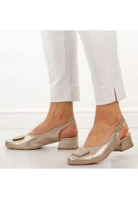 Perłowe skórzane Polskie czółenka damskie Góral 2102. Nosek buta: okrągły. Zapięcie: pasek. Kolor: biały. Szerokość cholewki: normalna. Wzór: aplikacja. Materiał: skóra. Sezon: wiosna, lato. Obcas: na obcasie. Styl: elegancki, klasyczny. Wysokość obcasa: średni #1