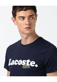 Lacoste - LACOSTE - Granatowy t-shirt z nadrukiem logo. Kolor: niebieski. Materiał: jeans, bawełna. Wzór: nadruk. Styl: klasyczny, sportowy #4
