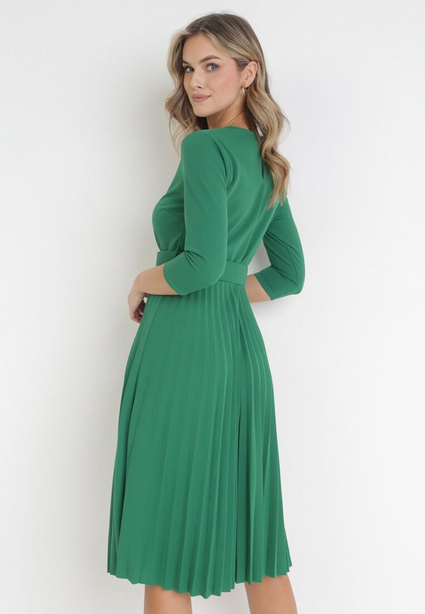 Born2be - Zielona Sukienka Plisowana z Paskiem Gonge. Okazja: na co dzień, na imprezę. Kolor: zielony. Typ sukienki: dopasowane, proste. Styl: casual, elegancki, klasyczny