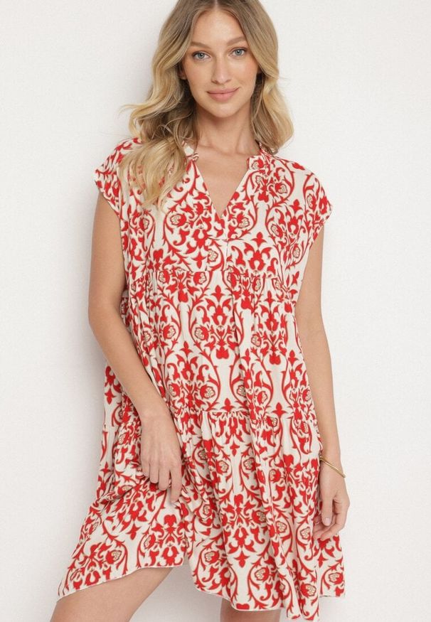 Born2be - Czerwona Bawełniane Sukienka o Rozkloszowanym Kroju Ozdobiona Falbanką Linola. Okazja: na co dzień. Kolor: czerwony. Materiał: bawełna. Wzór: aplikacja. Sezon: lato. Styl: casual, elegancki