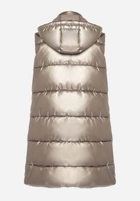 Born2be - Brązowo-Złota Długa Kamizelka Pikowana z Kapturem Agelie. Typ kołnierza: kaptur. Kolor: brązowy. Długość: długie. Wzór: aplikacja #2