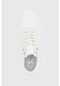 Calvin Klein Jeans Buty kolor biały na płaskiej podeszwie. Nosek buta: okrągły. Zapięcie: sznurówki. Kolor: biały. Materiał: guma. Obcas: na płaskiej podeszwie