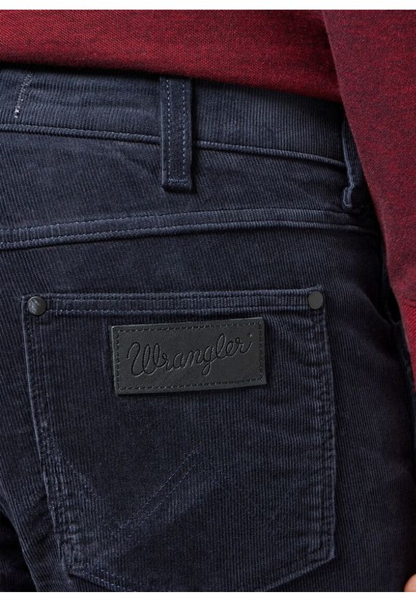 Wrangler - WRANGLER MĘSKIE SPODNIE SZTRUKSOWE GREENSBORO DARK NAVY 112358044 W15Q008616