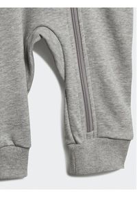 Adidas - adidas Kombinezon IJ8111 Szary Regular Fit. Kolor: szary. Materiał: bawełna #6