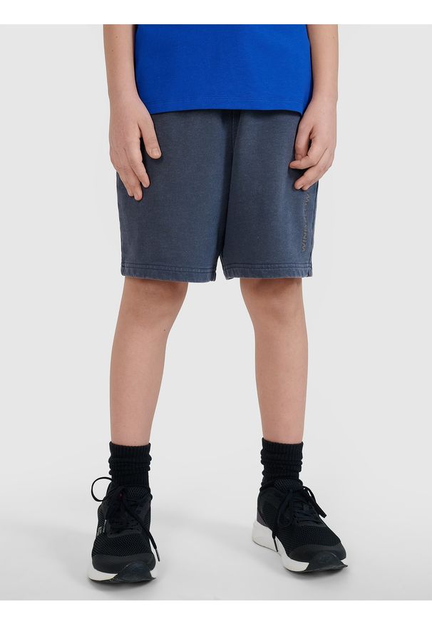 4f - 4F Spodenki dresowe chłopięce - szare 140 (9-10 lat). Okazja: na co dzień. Kolor: szary. Materiał: dresówka. Długość: krótkie. Wzór: napisy, gładki, ze splotem. Sezon: lato. Styl: casual, sportowy