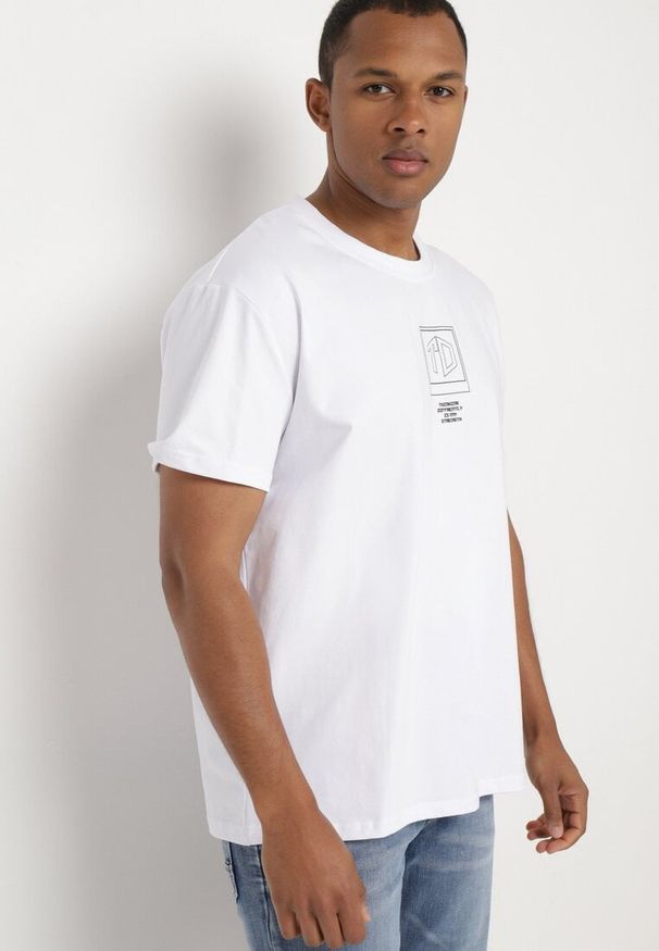 Born2be - Biała Koszulka Bawełniana z Krótkim Rękawem i Nadrukiem Nobalia. Okazja: na co dzień. Kolekcja: plus size. Kolor: biały. Materiał: bawełna. Długość rękawa: krótki rękaw. Długość: krótkie. Wzór: nadruk. Styl: casual, elegancki