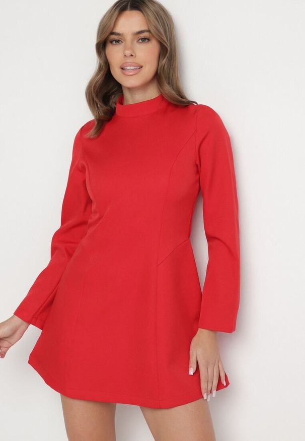 Born2be - Czerwona Taliowana Sukienka o Rozkloszowanym Dole Virvesa. Okazja: na co dzień. Kolor: czerwony. Styl: elegancki, casual