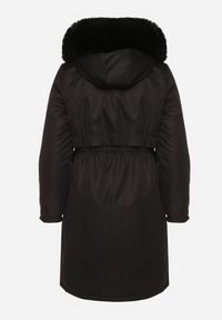 Born2be - Czarna Klasyczna Kurtka Parka z Kapturem z Futerkiem Essoria. Okazja: na co dzień, na spacer. Typ kołnierza: kaptur. Kolekcja: plus size. Kolor: czarny. Materiał: futro. Długość: długie. Styl: klasyczny #5