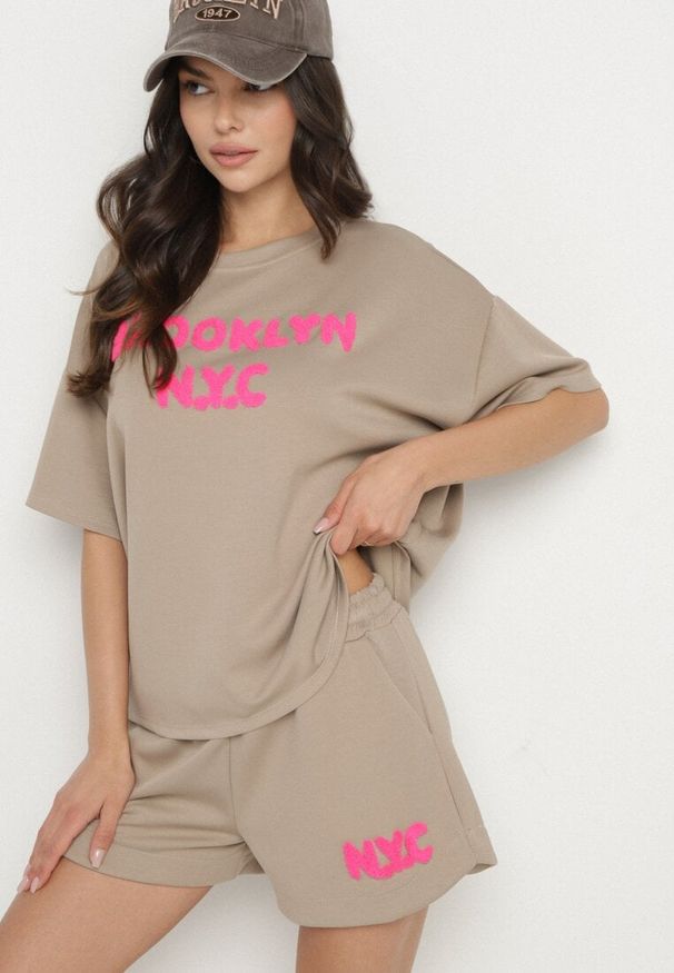 Born2be - Ciemnobeżowy Komplet Oversize z Wiskozą T-shirt i Szorty z Nadrukiem Liravella. Kolor: beżowy. Materiał: wiskoza. Wzór: nadruk