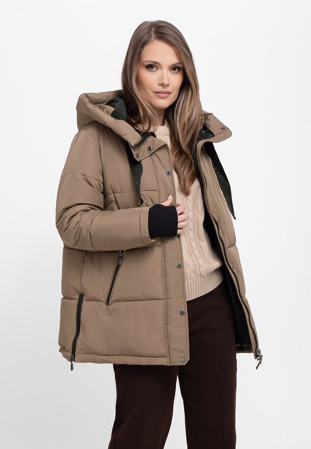 Volcano - Zimowa kurtka z kapturem J-BLIS. Typ kołnierza: kaptur. Materiał: materiał. Długość: długie. Wzór: napisy. Sezon: zima