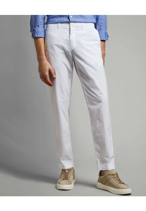 FAY - Białe spodnie typu chino. Kolor: biały. Materiał: bawełna, elastan