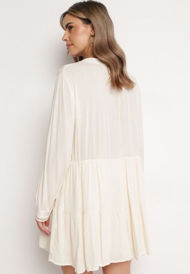 Born2be - Jasnobeżowa Koszulowa Sukienka w Stylu Boho z Rozkloszowanym Dołem Liorda. Kolor: beżowy. Sezon: wiosna, lato. Typ sukienki: koszulowe. Styl: boho. Długość: mini