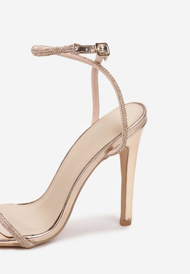 Born2be - Szampańskie Sandały Kwed. Nosek buta: otwarty. Zapięcie: pasek. Kolor: złoty. Materiał: lakier. Wzór: paski, gładki. Obcas: na szpilce. Styl: klasyczny