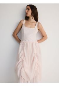 Reserved - Sukienka midi z lyocellem - pastelowy róż. Kolor: różowy. Materiał: szyfon, tkanina. Długość: midi