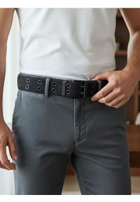 Sinsay - Regulowany pasek z metalowymi oczkami - czarny. Kolor: czarny #1