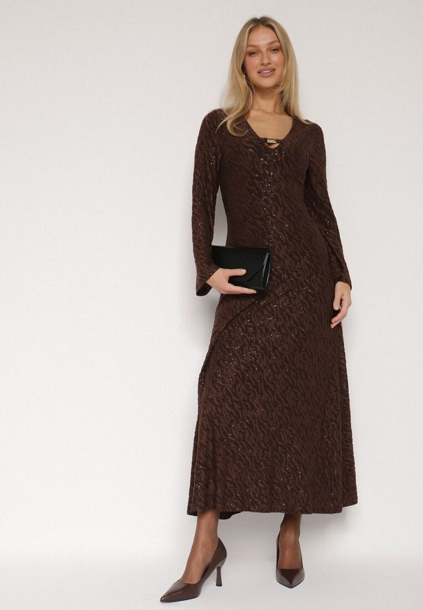 Born2be - Brązowa Brokatowa Sukienka w Zebrę o Rozkloszowanym Kroju z Długim Rękawem Mevenna. Okazja: na co dzień. Kolor: brązowy. Długość rękawa: długi rękaw. Wzór: motyw zwierzęcy. Typ sukienki: proste. Styl: casual, elegancki