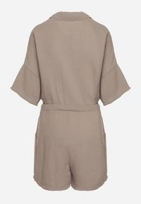 Born2be - Ciemnobeżowy Muślinowy Kombinezon z Bawełny Wiązany w Talii z Guzikami Dlirena. Kolor: beżowy. Materiał: bawełna. Długość rękawa: krótki rękaw. Długość: krótkie. Styl: elegancki #3