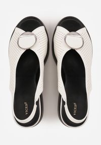 Born2be - Białe Sandały VICES na Koturnie Zdobione Perforacją i Okrągłą Aplikacją Melolle. Okazja: do pracy, na co dzień. Nosek buta: okrągły. Kolor: biały. Wzór: aplikacja. Obcas: na koturnie. Styl: elegancki, casual #4