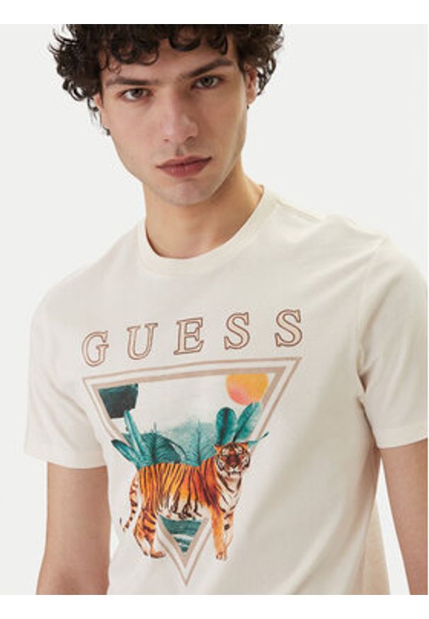 Guess T-Shirt M6GI33 K3310 Écru Regular Fit. Kolor: kremowy. Materiał: bawełna
