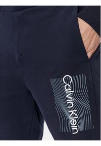 Calvin Klein Spodnie dresowe Wave Lines Hero K10K112775 Granatowy Regular Fit. Kolor: niebieski. Materiał: bawełna #4