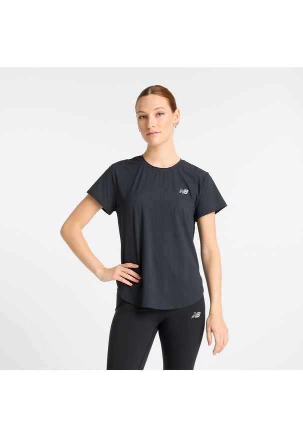 Koszulka damska New Balance WT51227BK – czarna. Kolor: czarny. Materiał: nylon, lycra, tkanina, materiał. Sport: fitness