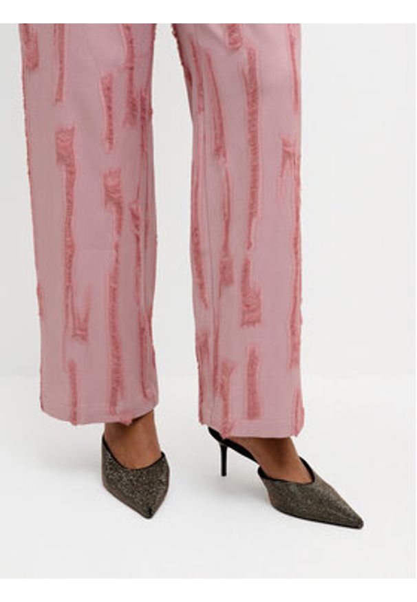 Karen by Simonsen Spodnie materiałowe Masha 10104778 Różowy Relaxed Fit. Kolor: różowy. Materiał: wiskoza