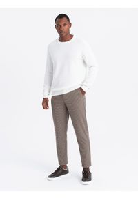 Ombre Clothing - Sweter męski RELAXED FIT z dzianiny o diamentowym splocie – złamana biel V1. Okazja: na co dzień. Materiał: dzianina. Wzór: ze splotem. Styl: klasyczny, casual #2
